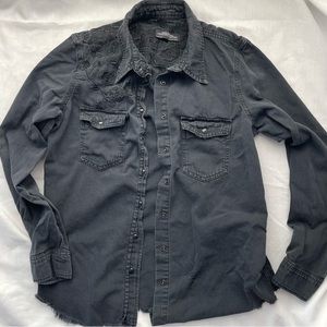 Zara black/ navy button down top with super cute flower embroidery 🖤⚡️